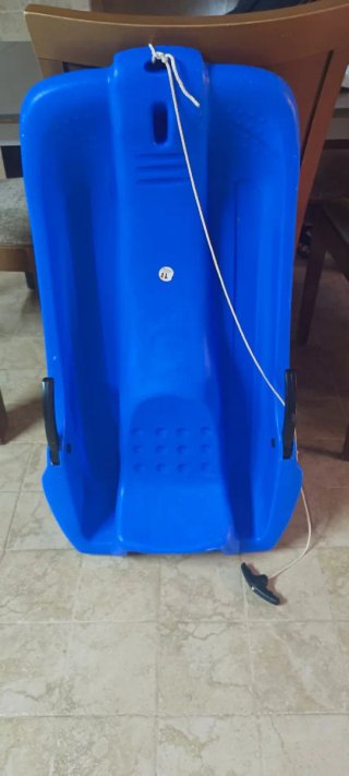 Trineo azul con cuerda y asas