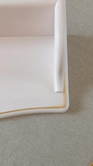 Repisa de madera rosa muy claro con dorado