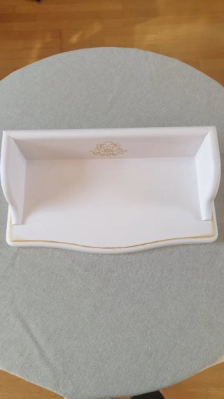 Repisa de madera rosa muy claro con dorado