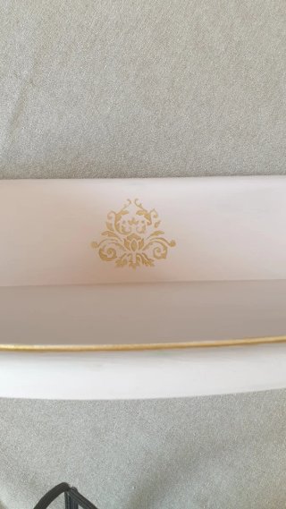 Repisa de madera rosa muy claro con dorado