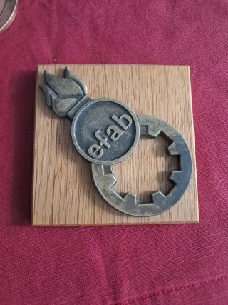 Metopa efab con antorcha y engranaje