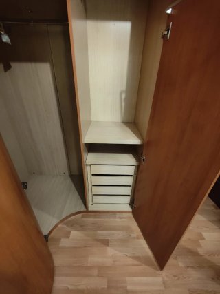Armario esquinero de madera