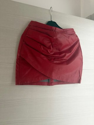 Falda polipiel roja