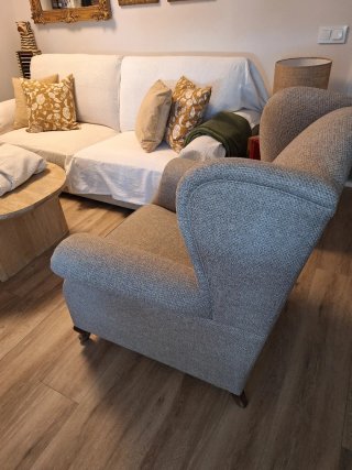 Sillón orejero beige y marrón