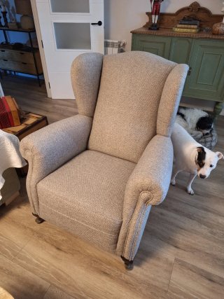Sillón orejero beige y marrón