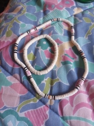 Collar y pulsera de cuentas blancas