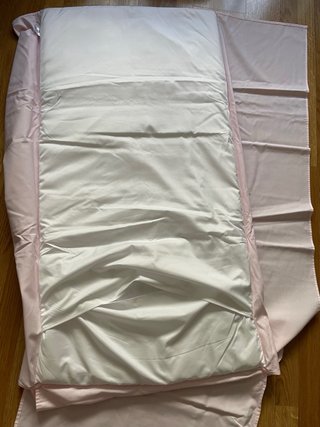Colcha y protector de cuna rosa