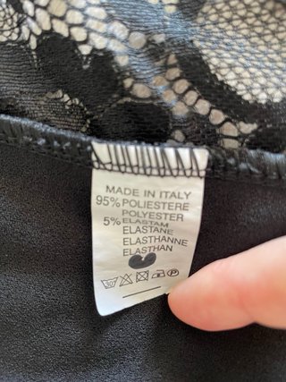 Chaqueta negra con mangas de encaje
