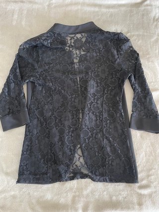 Chaqueta negra con mangas de encaje