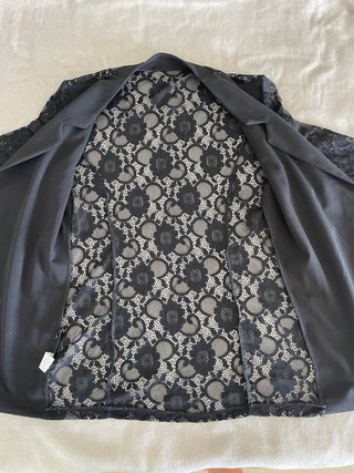Chaqueta negra con mangas de encaje