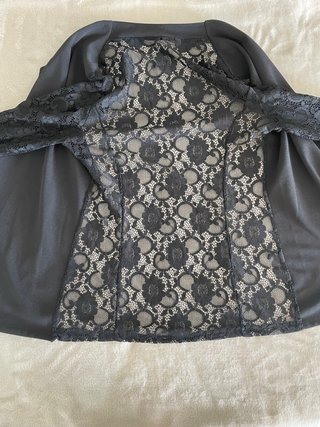 Chaqueta negra con mangas de encaje