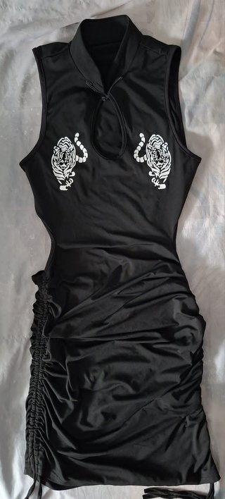 Vestido oriental negro con tigres