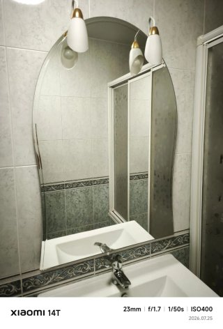 Espejo de baño plateado y transparente