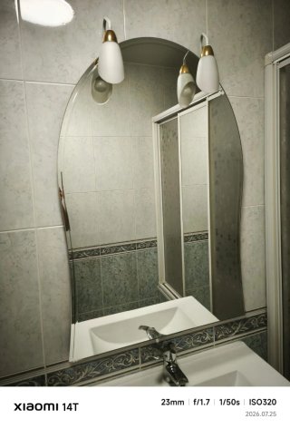 Espejo de baño plateado y transparente