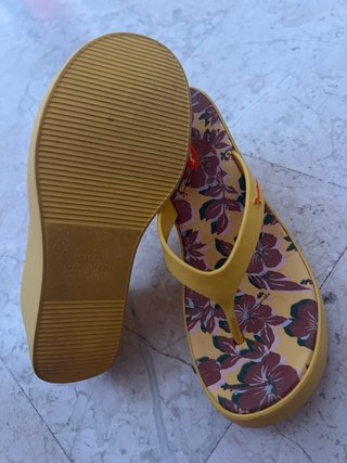 Chanclas Ipanema cuña flores amarillas