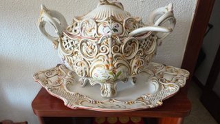 Sopera de cerámica antigua con tapa