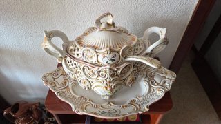 Sopera de cerámica antigua con tapa