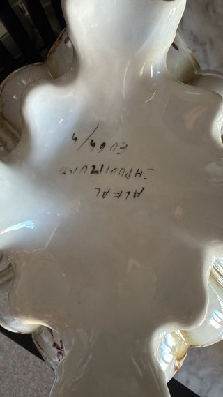 Sopera de cerámica antigua con tapa