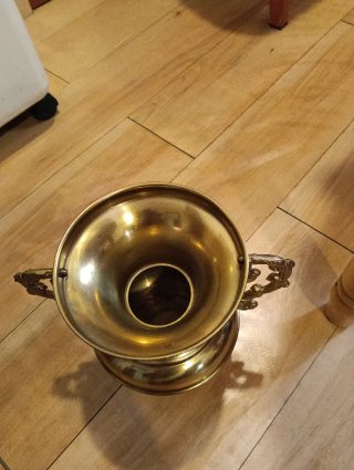 Jarrón Vintage Dorado con Asas
