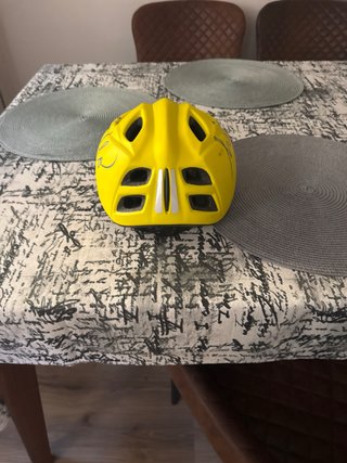 Casco amarillo para bicicleta para niños.