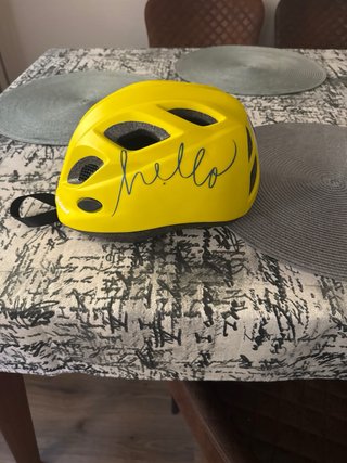 Casco amarillo para bicicleta para niños.