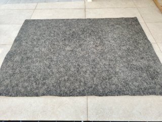 Alfombra gris de tela