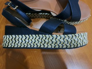 Sandalias cuña mujer FIELD negras y doradas