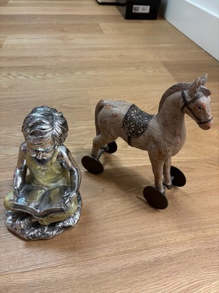 Figuras decorativas niño leyendo y caballo