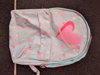 Mochila infantil azul con corazones