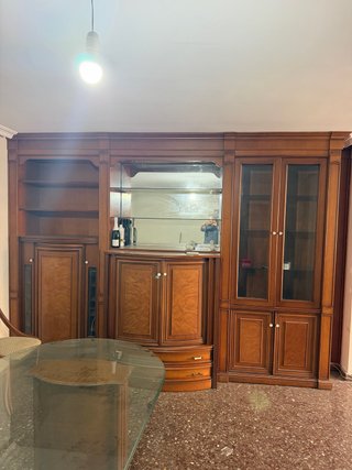 Mueble de comedor de madera y cristal