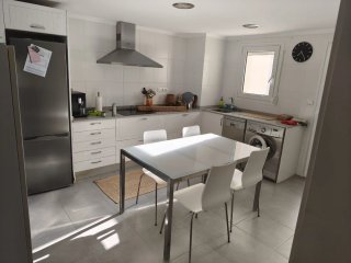 Mesa Torsby con 4 Sillas Blancas