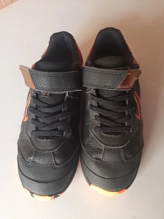 Deportivas niño negro y naranja