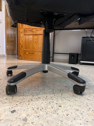 Sillón de oficina negro y plateado
