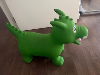 Dinosaurio de goma verde