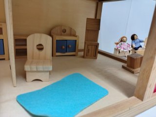 Casita de muñecas de madera con muebles