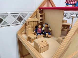 Casita de muñecas de madera con muebles
