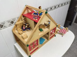 Casita de muñecas de madera con muebles