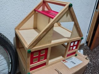 Casita de muñecas de madera con muebles