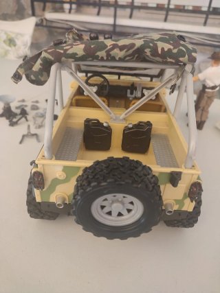 Madelman Jeep Camuflaje con Accesorios