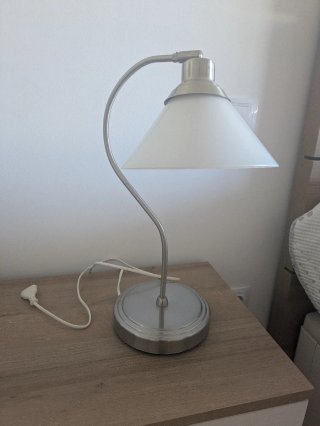 Lámpara de mesa plateada y blanca