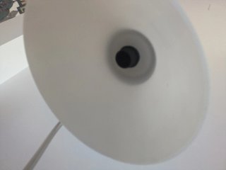 Lámpara de mesa plateada y blanca