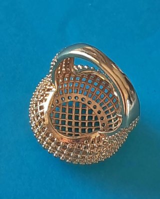 Anillo Dorado con Cistales brillantes
