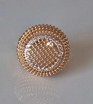 Anillo Dorado con Cistales brillantes