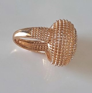 Anillo Dorado con Cistales brillantes