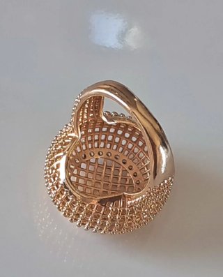 Anillo Dorado con Cistales brillantes