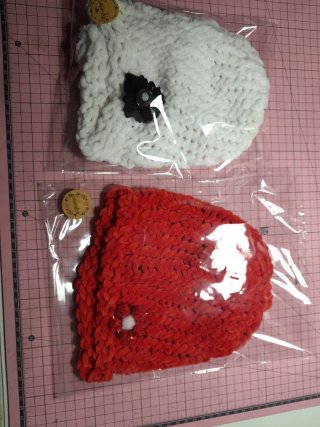 Gorros de lana blancos y rojos