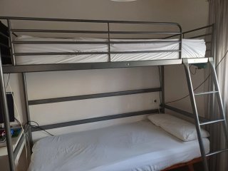Cama alta metálica gris Ikea Svarta