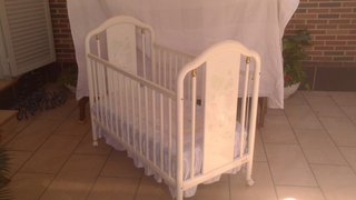 Cuna TRAMA Bébécar blanca con ruedas y colchón