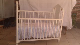Cuna TRAMA Bébécar blanca con ruedas y colchón
