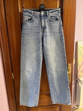 Pantalón vaquero Stradivarius con pedrería